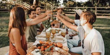 Pak e vështirë, por jo e pamundur! Ja si mund të ruani dietën tuaj gjatë pushimeve