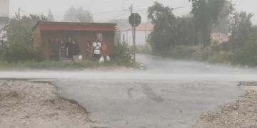 “Çmendet” moti/ Stuhi dhe breshër në juglindje të vendit! Shi edhe në Dibër