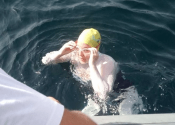 Eva Buzo nuk dorëzohet, niset përsëri me not nga Italia për në Shqipëri