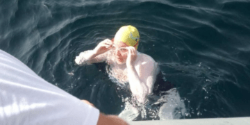 Eva Buzo nuk dorëzohet, niset përsëri me not nga Italia për në Shqipëri