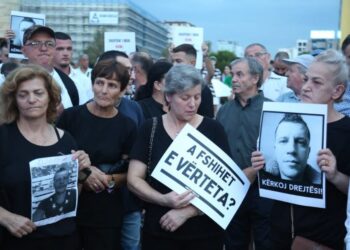 “Kur krimi vret, shteti hesht”/ Marshimi për Egli Progën, e motra prin qytetarët