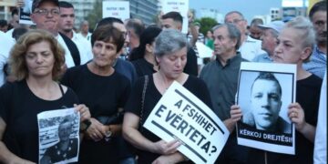 “Kur krimi vret, shteti hesht”/ Marshimi për Egli Progën, e motra prin qytetarët