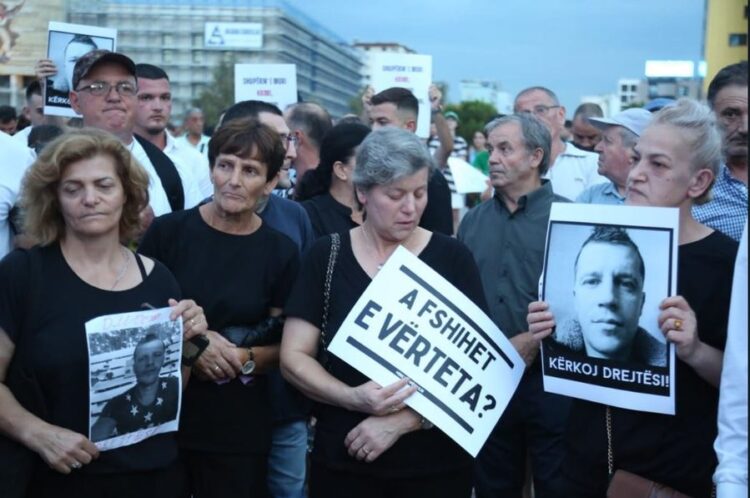 “Kur krimi vret, shteti hesht”/ Marshimi për Egli Progën, e motra prin qytetarët