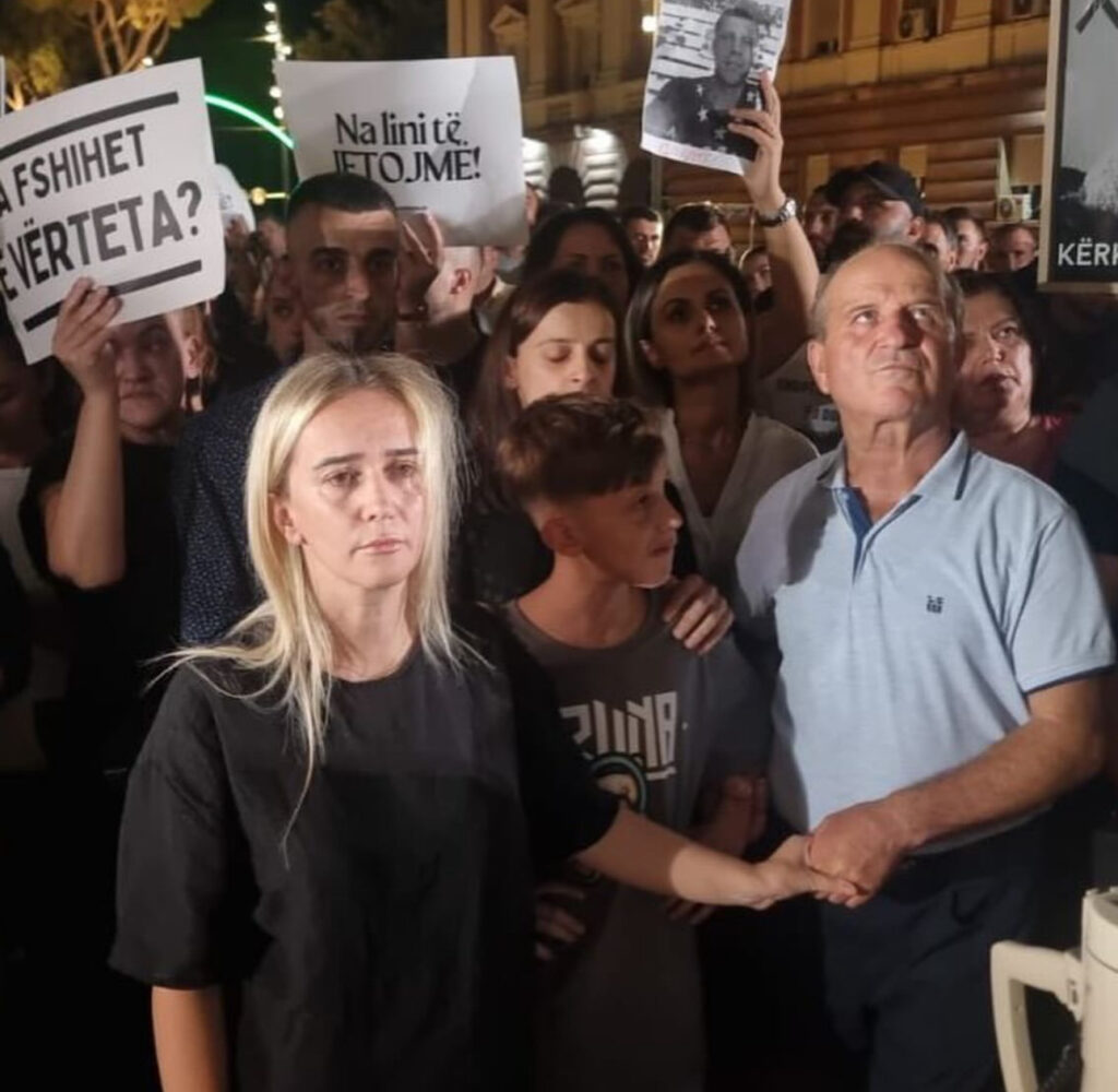 “Vëllai im u vra nga 4 barbarë”/Motra e Egli Progës rrëqeth me fjalimin nga protesta