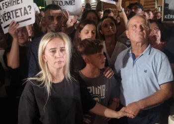 “Vëllai im u vra nga 4 barbarë”/Motra e Egli Progës rrëqeth me fjalimin nga protesta