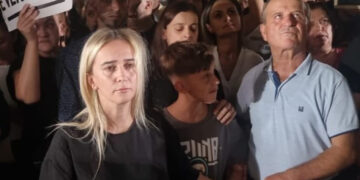 “Vëllai im u vra nga 4 barbarë”/Motra e Egli Progës rrëqeth me fjalimin nga protesta
