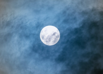 Të gjithë sytë nga qielli, ndodh fenomeni i Super Hënës Blu, peisazh mbreslënës
