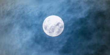 Të gjithë sytë nga qielli, ndodh fenomeni i Super Hënës Blu, peisazh mbreslënës