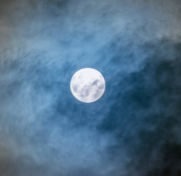 Të gjithë sytë nga qielli, ndodh fenomeni i Super Hënës Blu, peisazh mbreslënës