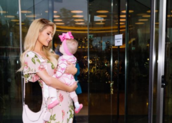 “E ka kokën e madhe”/ Paris Hilton reagon ashpër ndaj komenteve tallëse për djalin