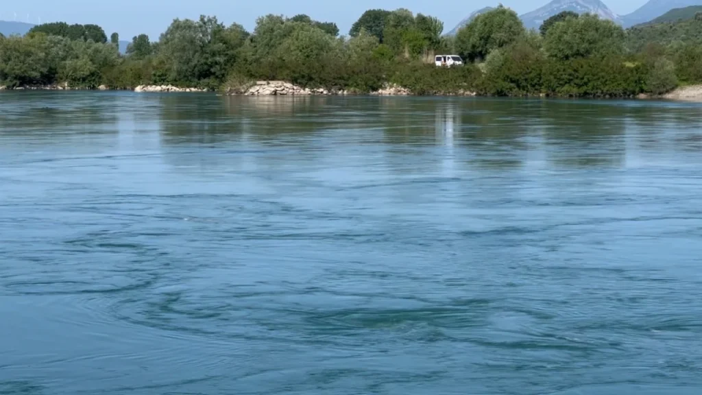 Shmanget tragjedia në lumin Buna, 49-vjeçari tentoi të hidhej nga ura