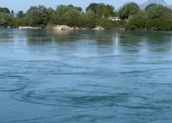 Shmanget tragjedia në lumin Buna, 49-vjeçari tentoi të hidhej nga ura