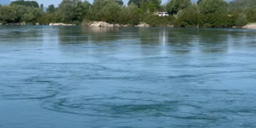 Shmanget tragjedia në lumin Buna, 49-vjeçari tentoi të hidhej nga ura