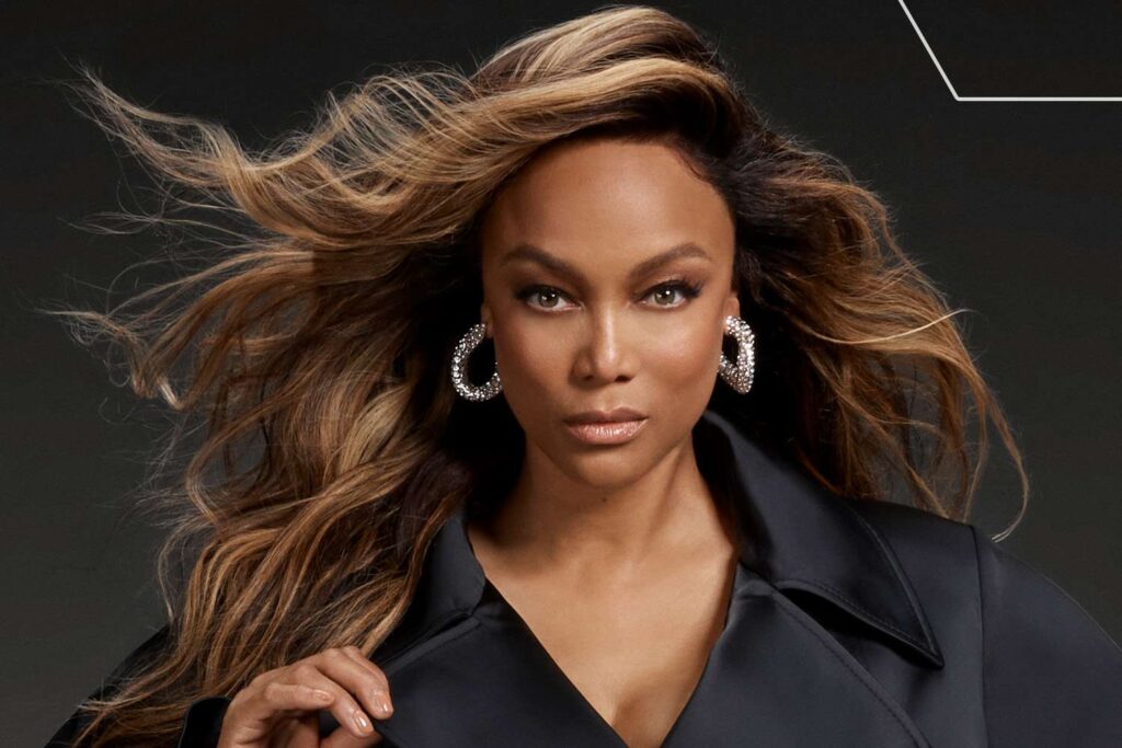 VIDEO/ Tyra Banks rikthehet në pistën e “Victoria’s Secret” pas 19 vitesh