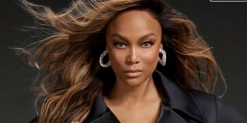 VIDEO/ Tyra Banks rikthehet në pistën e “Victoria’s Secret” pas 19 vitesh