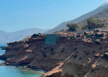 Tragjedi: 56-vjeçarja bie nga një shkëmb dhe mbetet e vrarë në sy të vajzës së saj