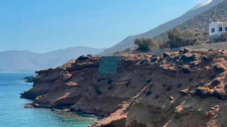 Tragjedi: 56-vjeçarja bie nga një shkëmb dhe mbetet e vrarë në sy të vajzës së saj