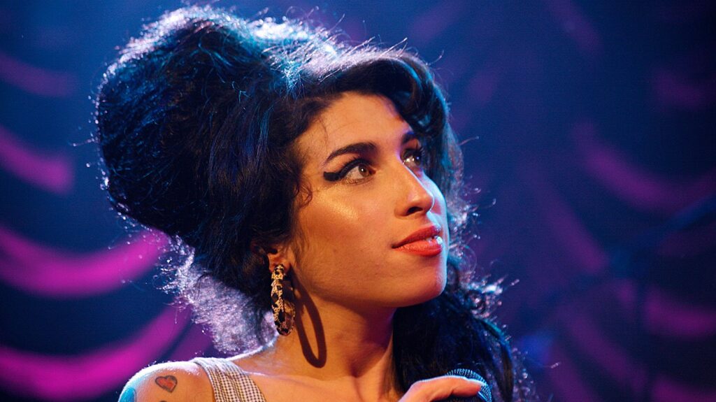 Mes tyre edhe bluza e famshme e kuqe, dalin në ankand objektet e Amy Winehouse