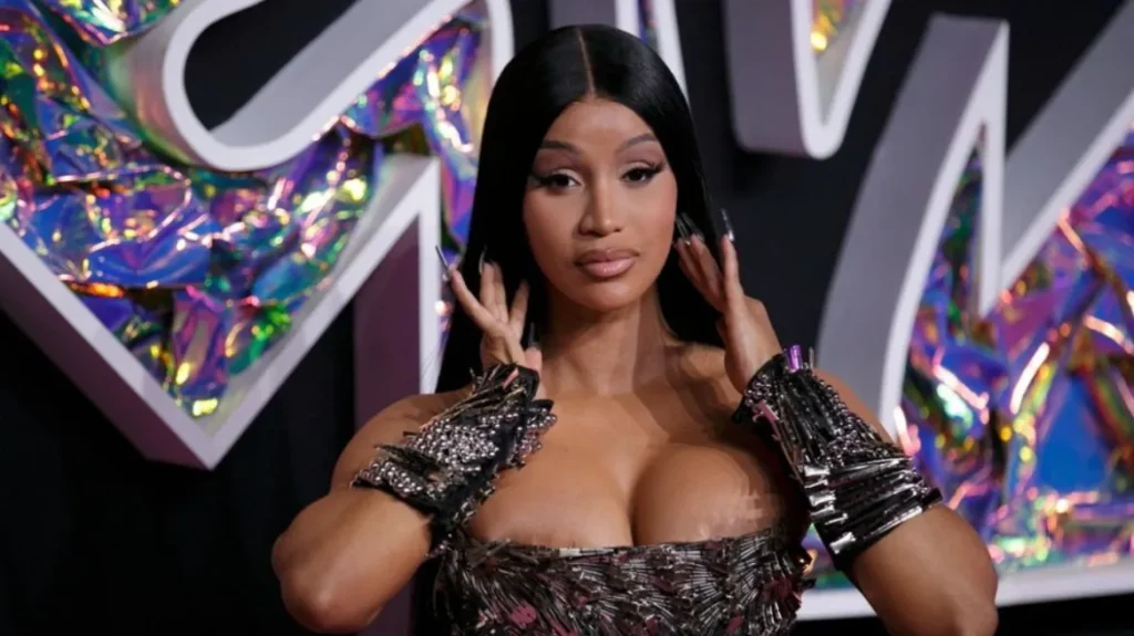 “Të është zbardhur lëkura nga shtatzënia?”/ Cardi B s’ja lë mangut fansit