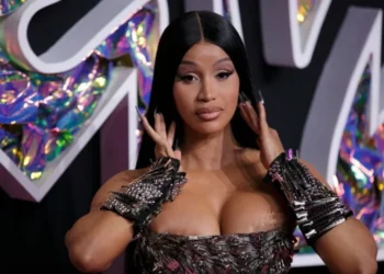 “Të është zbardhur lëkura nga shtatzënia?”/ Cardi B s’ja lë mangut fansit