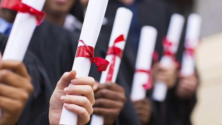 Diplomë në dorë, punë s’ka: Ëndrrat e thyera të rinisë shqiptare në Serbi