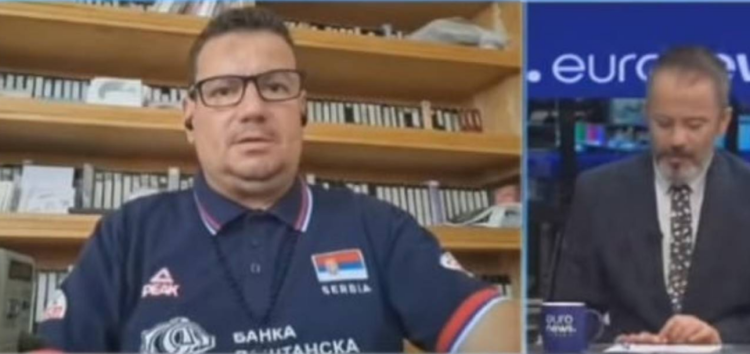 Gazetari i RTSH ngjall revoltë në rrjet, shfaqet me flamurin e Serbisë në transmetim