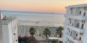 Kriza e ujërave të zeza: Barrë e dyfishtë për bizneset në kulmin e sezonit turistik