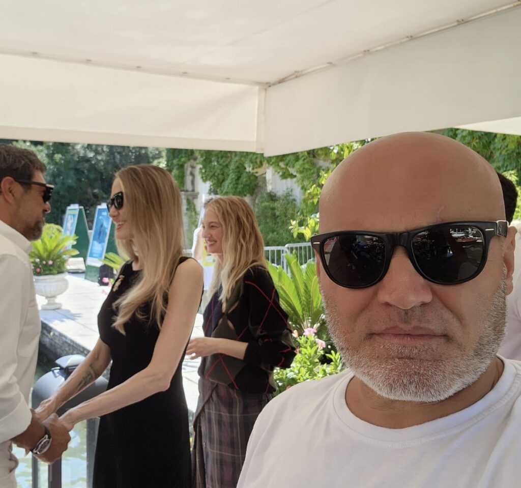 Ish banori i Big Brother në Festivalin e Filmit në Venecia, pozon me Angelina Jolie