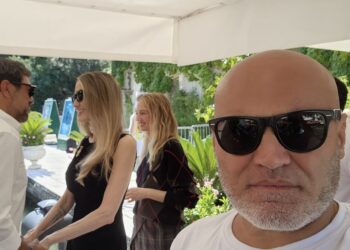 Ish banori i Big Brother në Festivalin e Filmit në Venecia, pozon me Angelina Jolie