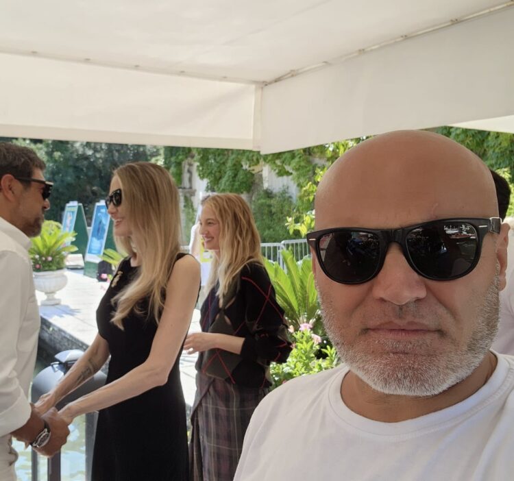 Ish banori i Big Brother në Festivalin e Filmit në Venecia, pozon me Angelina Jolie
