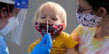 Simptomat e COVID tek fëmijët, ndryshe nga ato të të rriturve