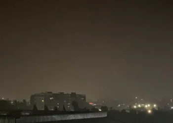 “Çmendet” moti! Stuhi e fortë me shi e breshër në Tiranë