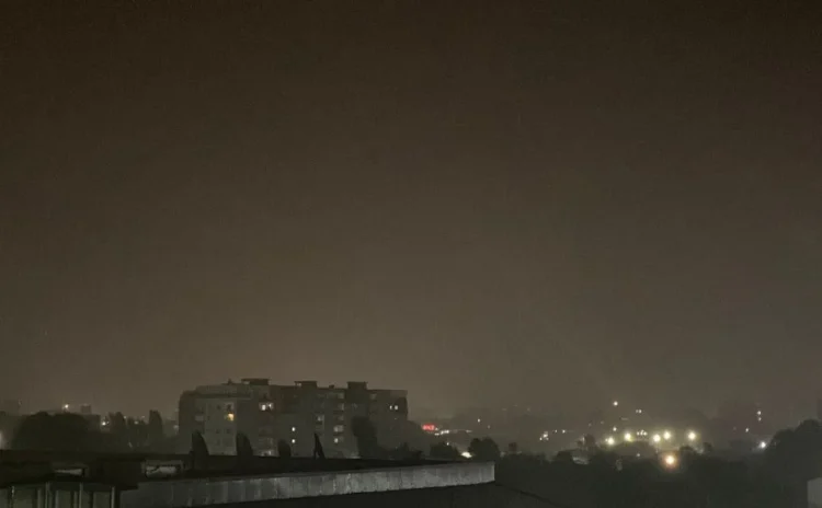 “Çmendet” moti! Stuhi e fortë me shi e breshër në Tiranë