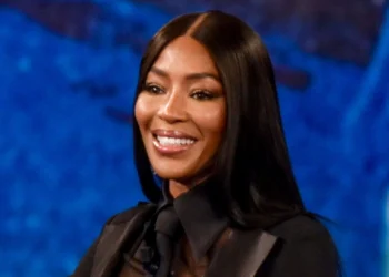 “E bekuar”/ Naomi Campbell pozon si rrallë herë me dy fëmijët e saj