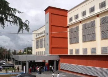 Humbi ndjenjat kur doli në ajrosje, ndërron jetë në QSUT një i paraburgosur