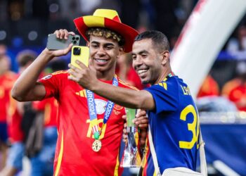 Lamine Yamal me babain e tij