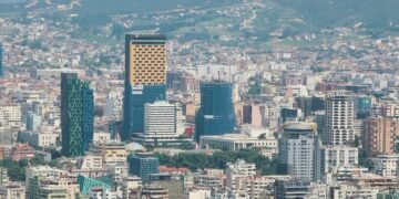 Bankat fillojnë të nuhasin risk në ndërtim, shtrëngojnë kredinë për blerje banesash