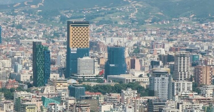 Bankat fillojnë të nuhasin risk në ndërtim, shtrëngojnë kredinë për blerje banesash