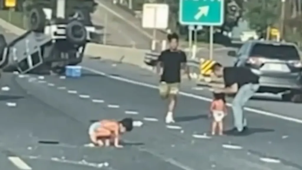Video tronditëse/ Dy të vegjël me pelena në autostradë pas një aksidenti me makinë