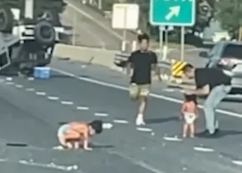 Video tronditëse/ Dy të vegjël me pelena në autostradë pas një aksidenti me makinë