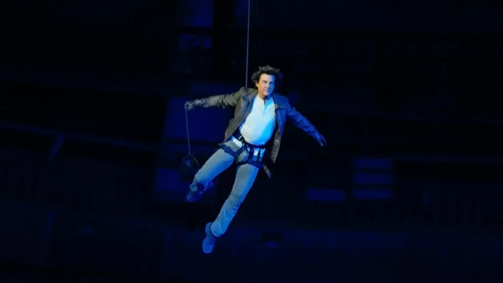 Zbret nga qielli për flamurin, Tom Cruise dhuron spektakël në mbylljen e Paris 2024