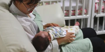 Koreja e Jugut “hap thesin”, paguan për çiftet që lindin sa më shumë fëmijë