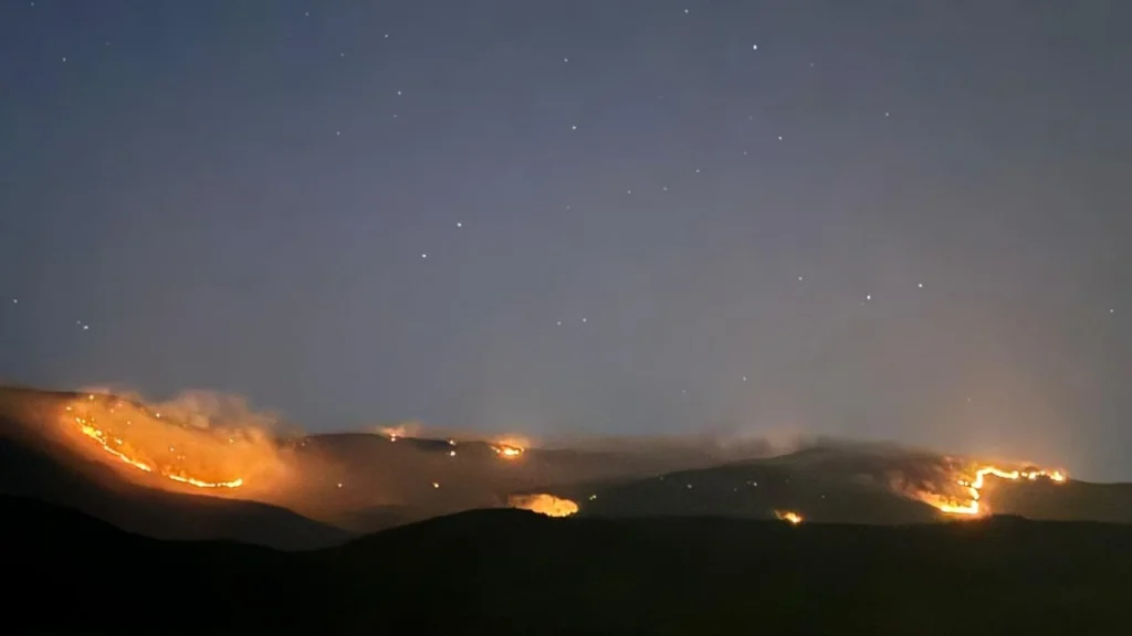 Korça rrethohet nga flakët, të gjitha forcat në terren, ja si paraqitet situata