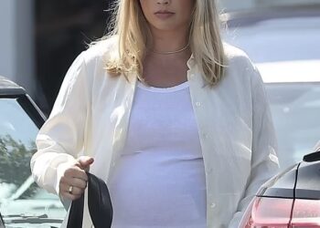 Me barkun e rrumbullakosur, aktorja e njohur shkëlqen në rrugët e Kalifornisë