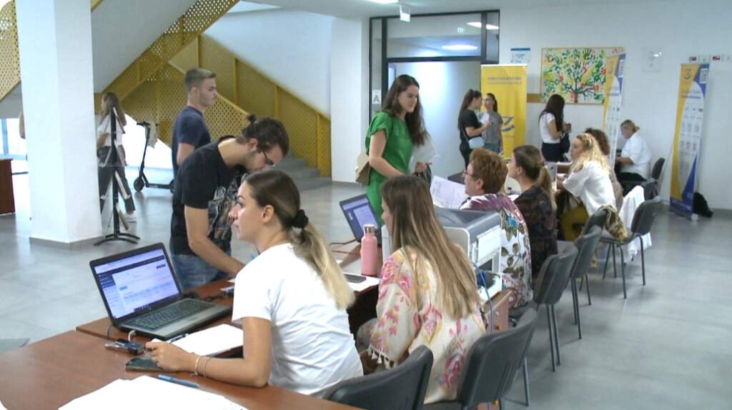 Denoncojnë maturantët: Sistemi elektronik favorizon regjistrimet në privat