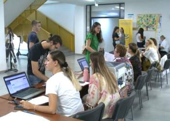 Denoncojnë maturantët: Sistemi elektronik favorizon regjistrimet në privat