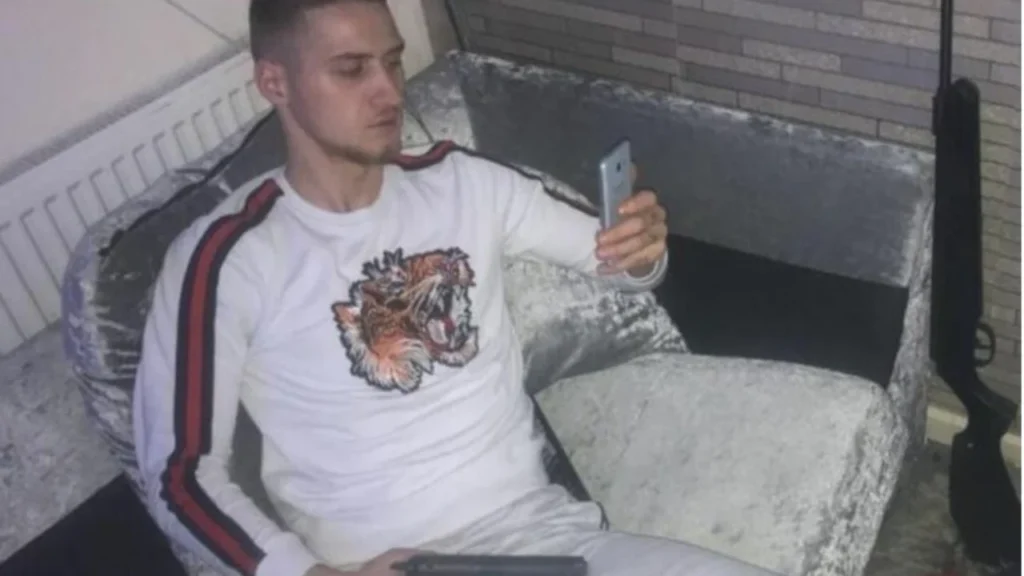 E njohu në rrjete sociale dhe e bindi t’i shkonte në shtëpi/22-vjeçari në pranga