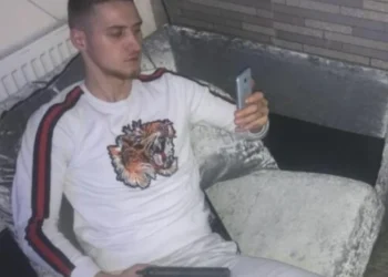 E njohu në rrjete sociale dhe e bindi t’i shkonte në shtëpi/22-vjeçari në pranga