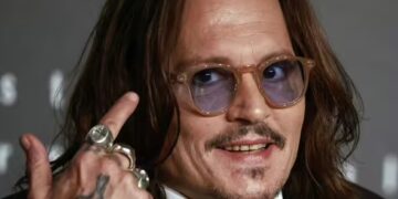 Johnny Depp pëson një transformim të madh pasi u bë viral për dhëmbët e ‘kalbur’