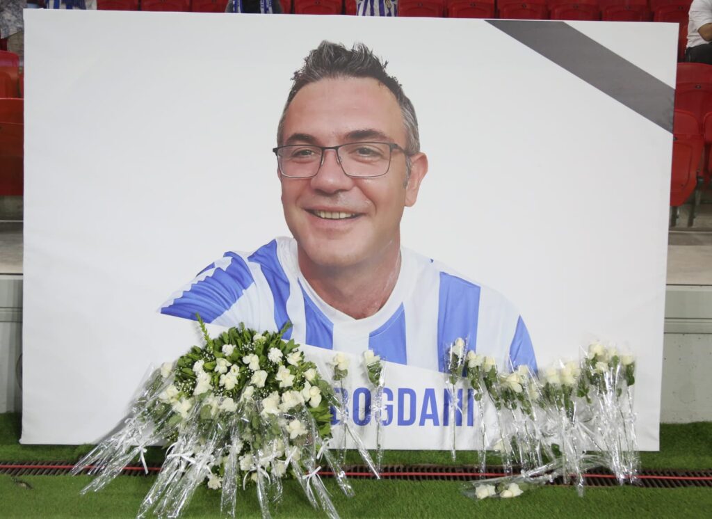Prekëse/ Futbollistët e Tiranës homazhe dhe lule për Gerti Bogdanin